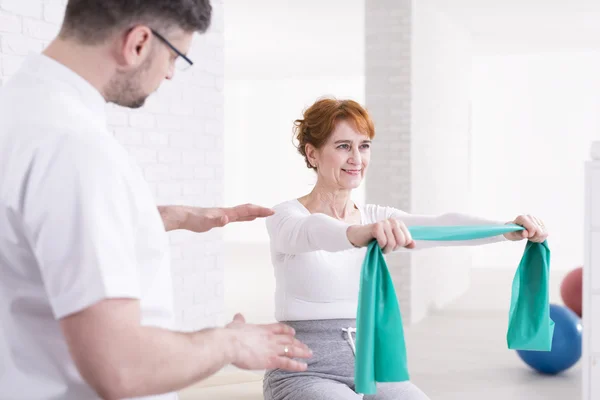 El entrenamiento es una parte importante de la fisioterapia —  Fotos de Stock