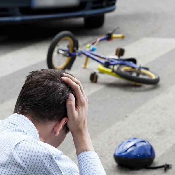 Worried man after a crash — Stock Photo, Image