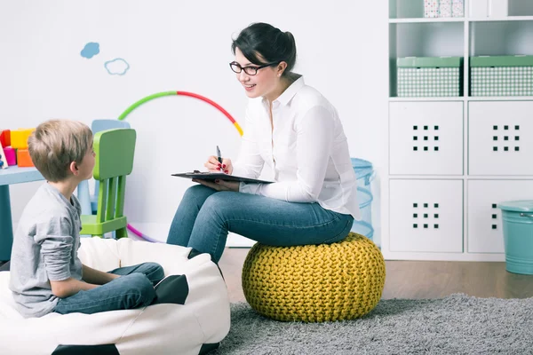 She always gets along with children — Stock Photo, Image