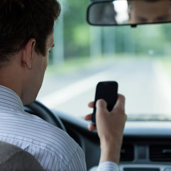 Chauffeur utilisant un téléphone portable — Photo