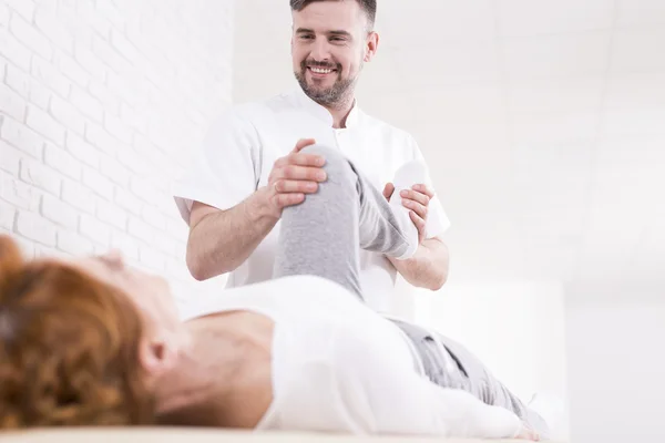 Terapista che esercita con il paziente — Foto Stock