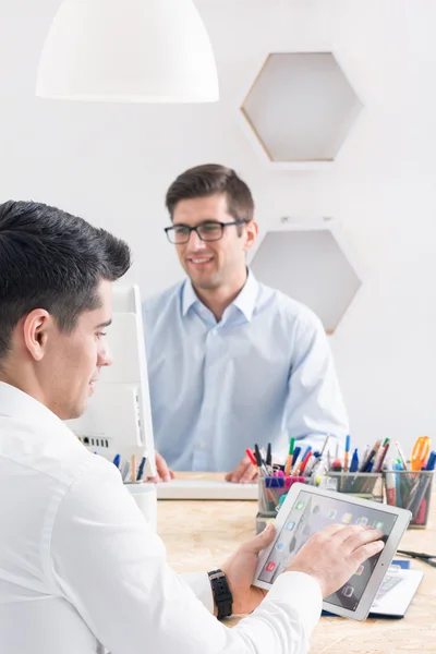 Hommes avec beaucoup de nouvelles idées créatives — Photo