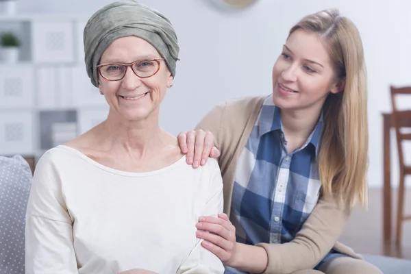 Sconfiggere il cancro è più facile quando si ha un sostegno familiare — Foto Stock