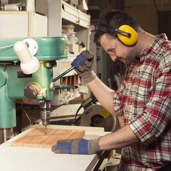 Knappe timmerman tijdens werk — Stockfoto