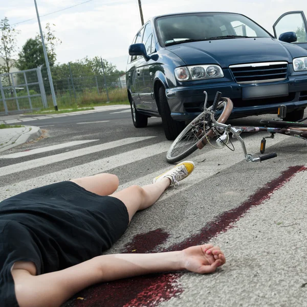 Casualty in blood on the road — Stock Photo, Image