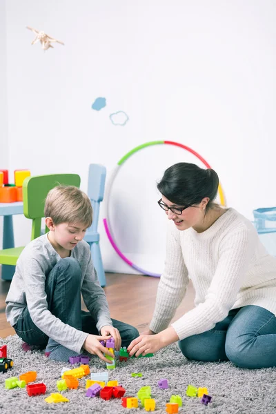 Mamá, ¿me ayudas a construir esta torre? ? — Foto de Stock