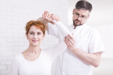 Fizyoterapist için gidin kol sorun varsa