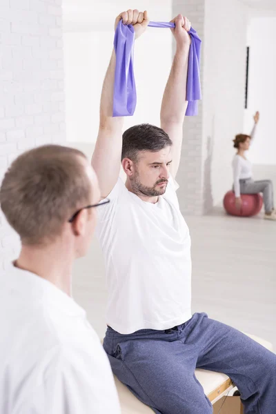 Fortalecimiento muscular durante la rehabilitación — Foto de Stock