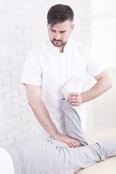 Physiotherapeut braucht Hilfe — Stockfoto