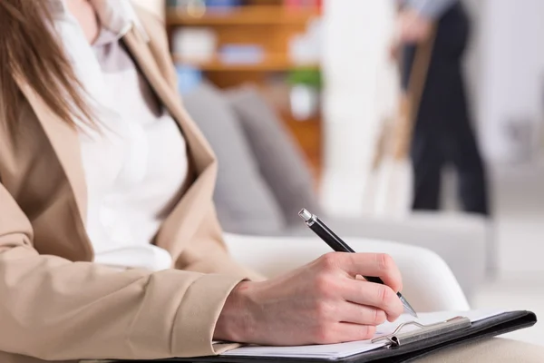 Notizen sind bei der Arbeit des Psychiaters wichtig — Stockfoto