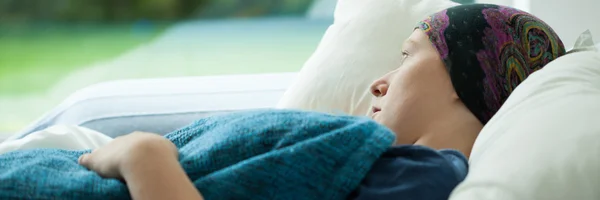 Mujer enferma en la cama — Foto de Stock