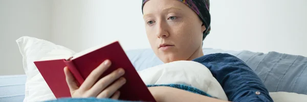Krebskrankes Mädchen liest Buch — Stockfoto