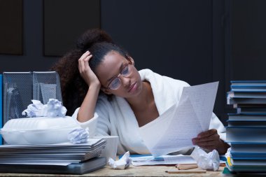 Ertesi gün sınavı geçmek için elinden geleni yapıyor