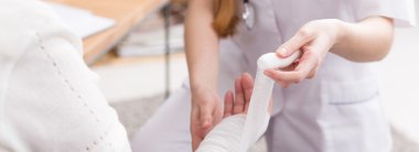 Dikkatsiz ve büyük hasta kadının evde hemşire