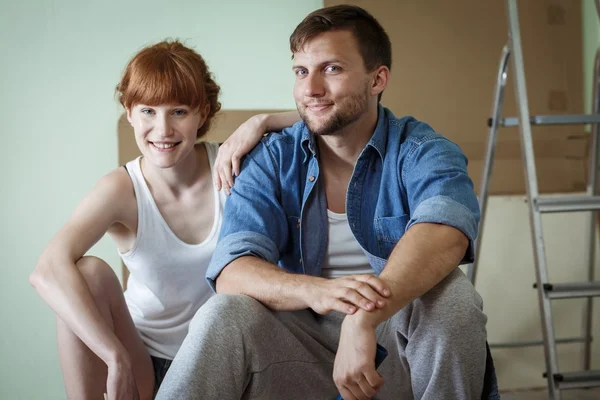 Redecorating their first flat — Stock Photo, Image