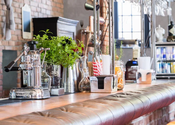 Teller in restaurant — Stockfoto