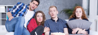 Kanepede çok korkmuş insanlar