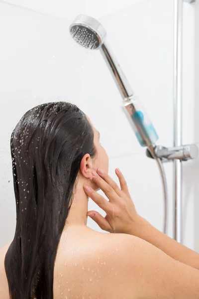 Mujer enjuagando el cabello —  Fotos de Stock