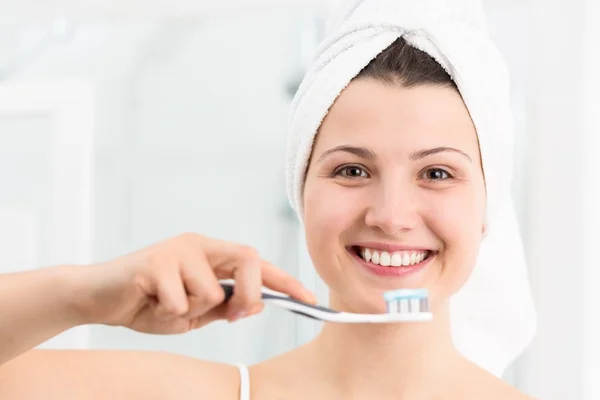 Femme avec brosse à dents — Photo