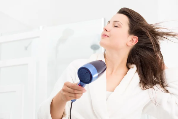 Vrouw föhn haren — Stockfoto