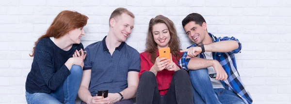 Amigos usando teléfono móvil — Foto de Stock
