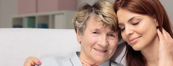 Abuela cariñosa y nieta — Foto de Stock