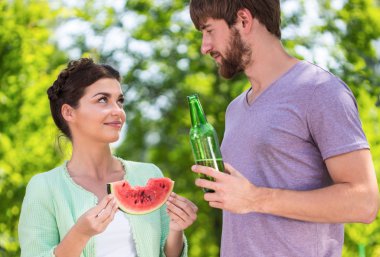 Erkek ve kadın bahçede.