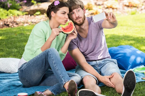 Pareja tomando una foto de uno mismo en el picnic —  Fotos de Stock