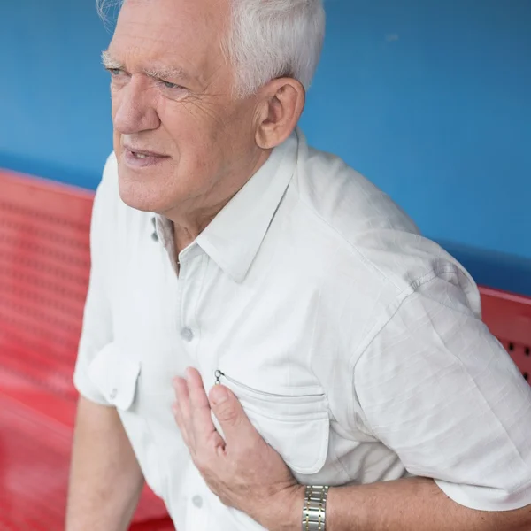 Alter Mann mit Herzkrankheit — Stockfoto