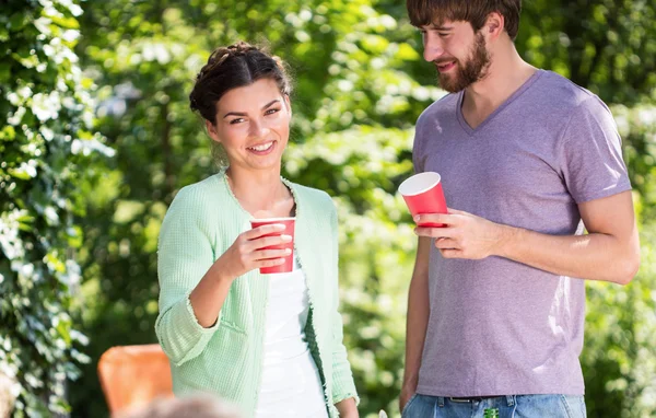 Kadın ve erkek üzerinde garden parti rahatlatıcı — Stok fotoğraf