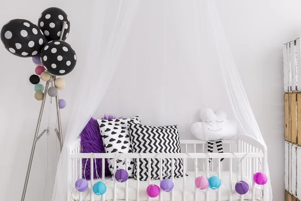 Preto, branco e roxo cores no quarto da princesa — Fotografia de Stock