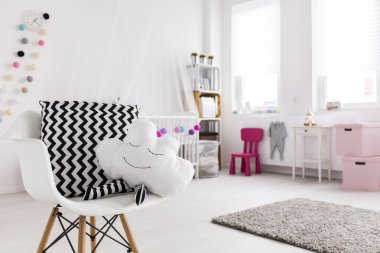 Bebeğin yatak odasında gülümseyen bulut