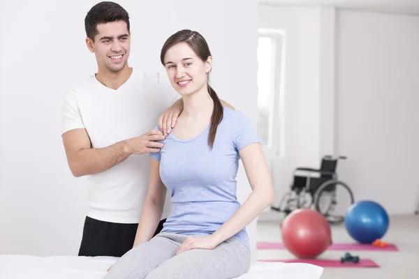 Treating her shoulder injury at a specialist's — Stock Photo, Image