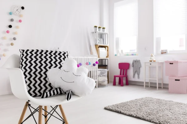 Lachende wolk in baby's slaapkamer — Stockfoto