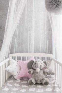 Her zaman onun en sevdiği oyuncak ile uyku