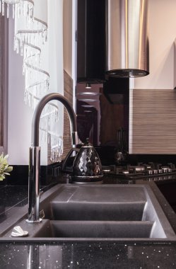 Siyah mutfak lavabo