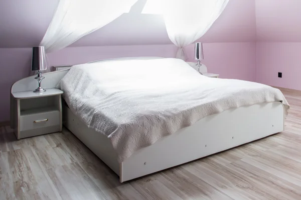 Roze slaapkamer met tweepersoonsbed — Stockfoto