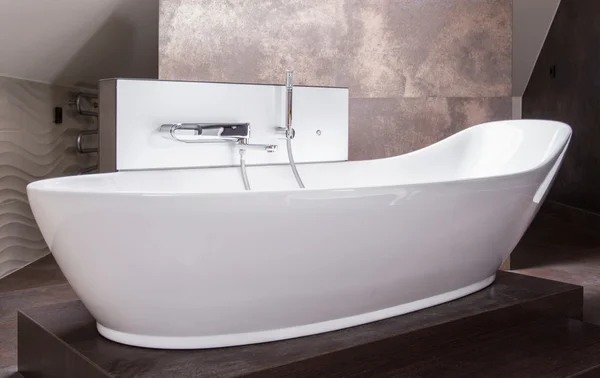 Hochglanz-weiße Badewanne — Stockfoto
