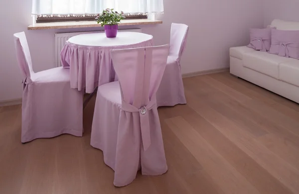 Vrouwelijke roze thee tafel — Stockfoto