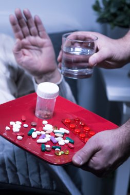 Yaşlı bayan ve ilaçlar 