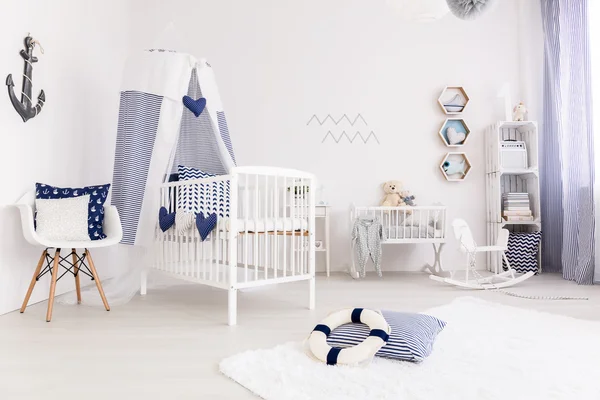 婴儿在海洋风格的卧室 — 图库照片