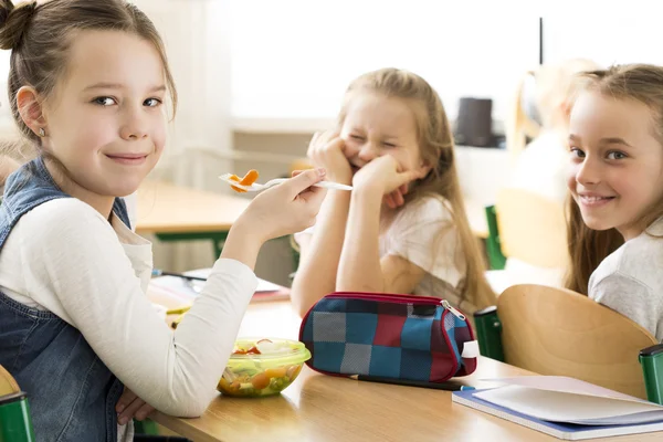 Bir grup içinde yemek daha eğlencelidir — Stok fotoğraf