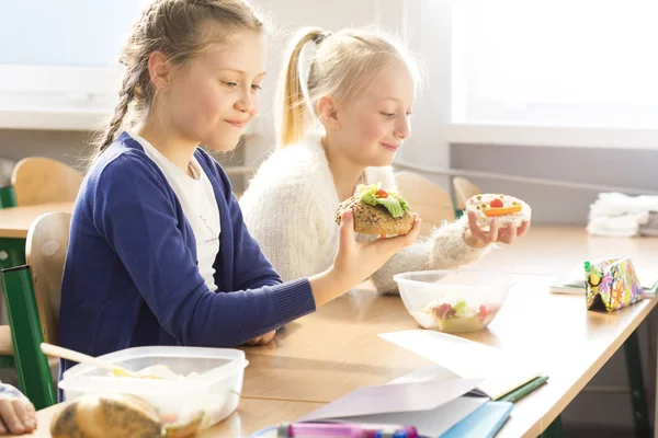 Essen mit Freund schmeckt besser — Stockfoto