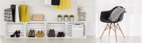 Genoeg ruimte voor elk paar schoenen die ze nodig heeft — Stockfoto