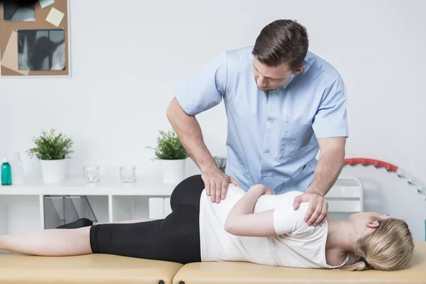 Mujer en fisioterapeuta — Foto de Stock