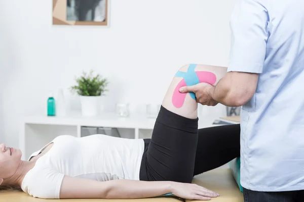 Vrouw aan het kabinet — Stockfoto