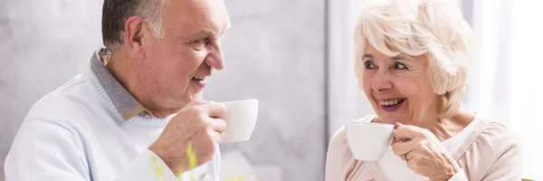 Glada par och kaffe — Stockfoto