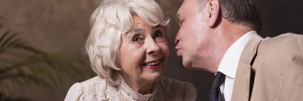 Husband kissing wife — Stock Photo, Image