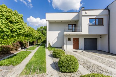 Mükemmel çim ile modern villa