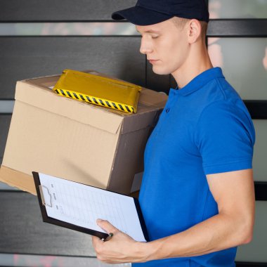 teslimatçı çalışması sırasında